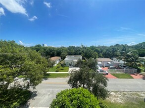 12290 NE 11th Ct in North Miami, FL - Foto de edificio - Building Photo