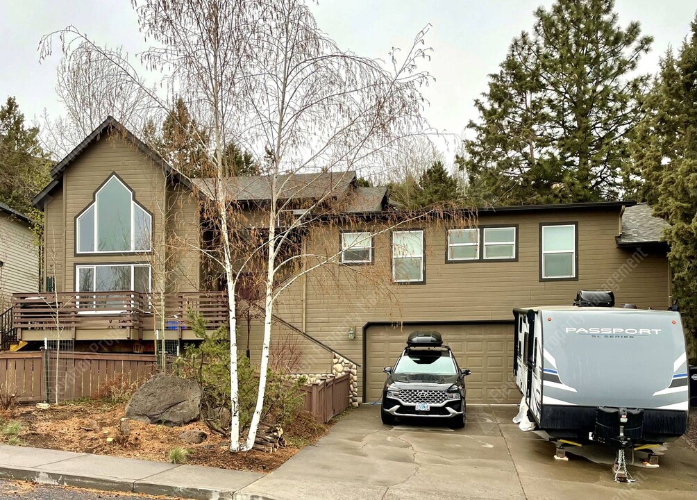 2485 NW Todds Crest Dr in Bend, OR - Building Photo