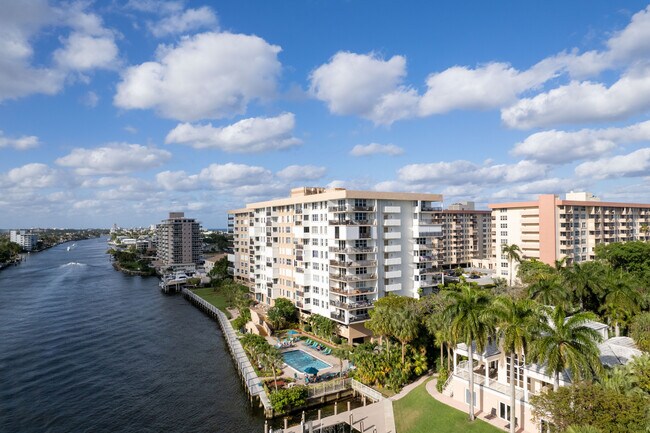 Opal Towers West in Hillsboro Beach, FL - Foto de edificio - Building Photo