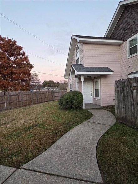 1016 Greenspoint Dr in New Orleans, LA - Foto de edificio - Building Photo