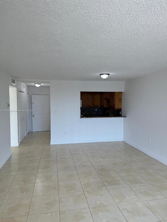 7010 NW 186th St in Hialeah, FL - Building Photo