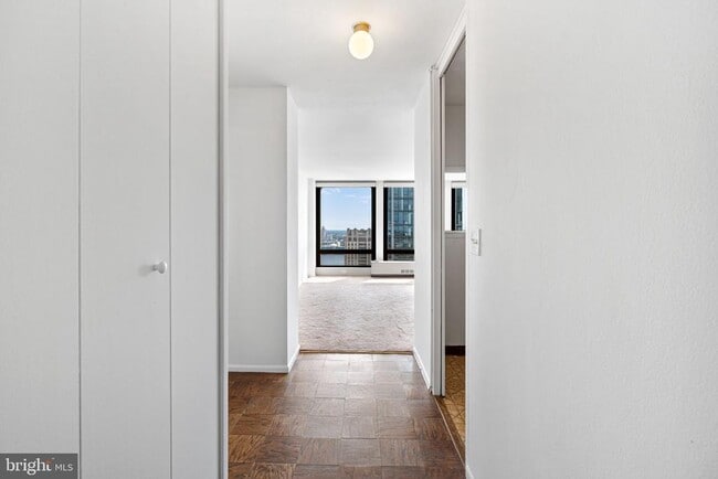 200 Locust St in Philadelphia, PA - Building Photo - Building Photo