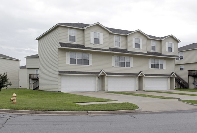 Gardens on Utica in Tulsa, OK - Building Photo - Building Photo