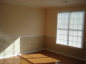 2110 Highcourt Ln, Unit #301 in Herndon, VA - Foto de edificio - Building Photo