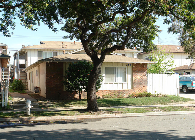 712 Shalimar Dr in Costa Mesa, CA - Foto de edificio - Building Photo