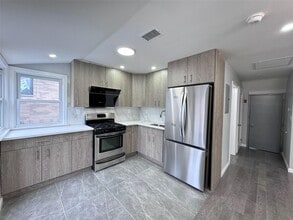 145-39 20th Ave in Queens, NY - Foto de edificio - Building Photo