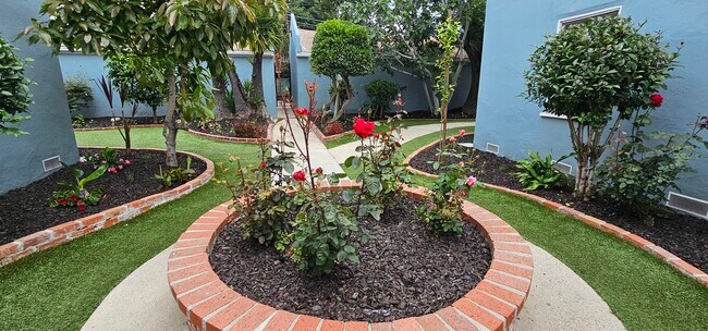 11683 Chandler Blvd in North Hollywood, CA - Foto de edificio - Building Photo