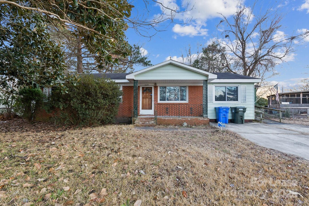 1023 Wayside Rd in Fayetteville, NC - Building Photo