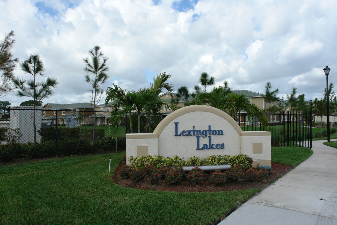 Lexington Lakes in Stuart, FL - Foto de edificio