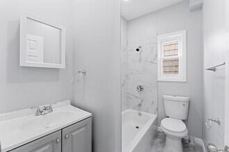 16 W 10th St in Bayonne, NJ - Foto de edificio - Building Photo