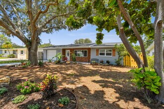 528 Manor Dr in Dunedin, FL - Building Photo - Building Photo