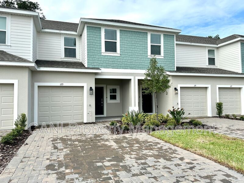 173 Riverfront Wy in Edgewater, FL - Foto de edificio
