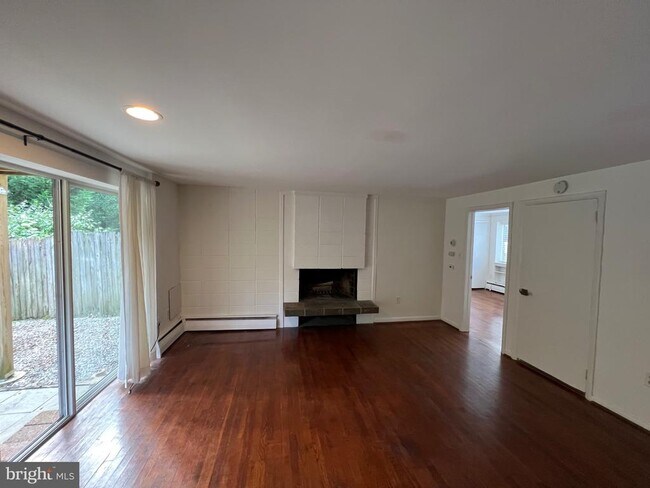 454 Old Lancaster Rd, Unit 5 in Haverford, PA - Building Photo - Building Photo