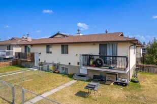 1412 43 St SE in Calgary, AB - Building Photo