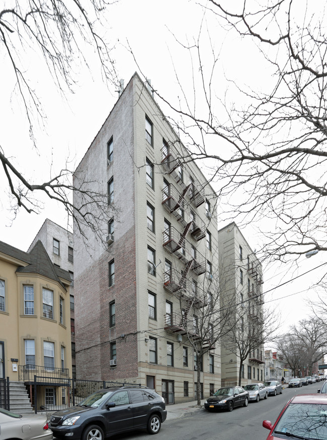 655 E 230th in Bronx, NY - Foto de edificio - Building Photo