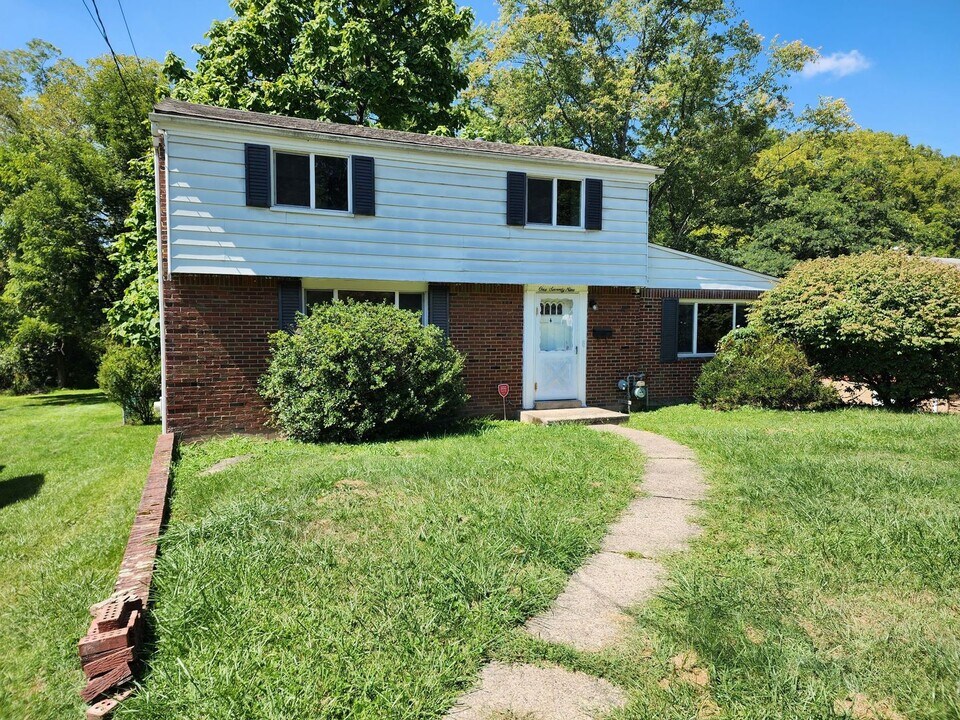 179 McKenzie Dr in Pittsburgh, PA - Building Photo