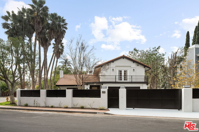 13746 Valleyheart Dr in Los Angeles, CA - Building Photo - Building Photo