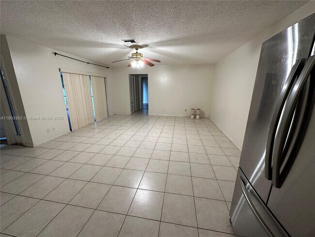 8003 Ambach Way in Hypoluxo, FL - Foto de edificio - Building Photo