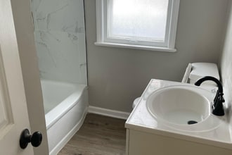 18406 Lewis Dr in Maple Heights, OH - Foto de edificio - Building Photo