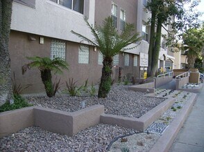 Russell Court Apartments in Los Angeles, CA - Building Photo - Interior Photo