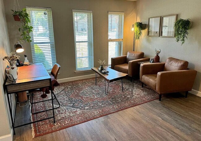 7309 Broken Arrow Ln in Austin, TX - Foto de edificio - Building Photo