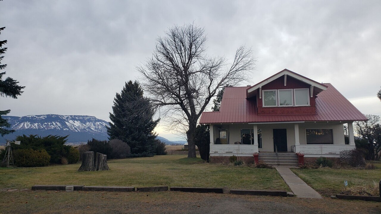 62596 OR-82 in La Grande, OR - Building Photo