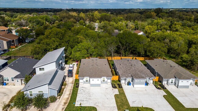 926 Country Club Dr in Seguin, TX - Building Photo - Building Photo