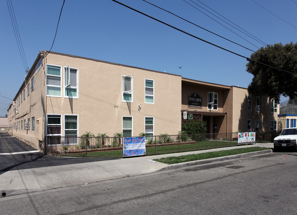 Stone Arbor on Benedict Apartments in Downey, CA - Foto de edificio