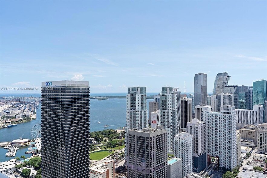 601 NE 1st Ave, Unit 4907 in Miami, FL - Building Photo