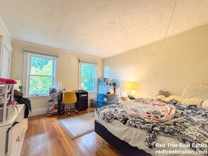 28 Manet Rd in Newton, MA - Foto de edificio - Building Photo