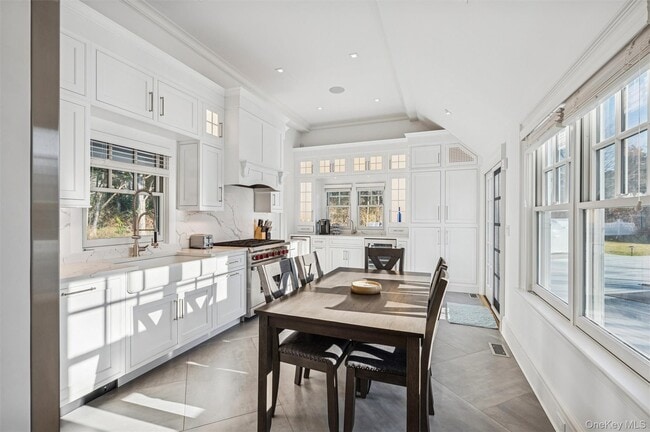 30 Club Ln in Remsenburg, NY - Foto de edificio - Building Photo