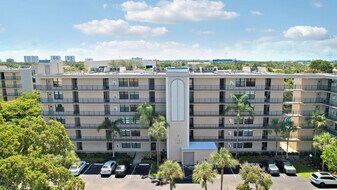 14 Royal Palm Way in Boca Raton, FL - Building Photo
