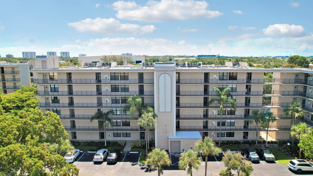 14 Royal Palm Way in Boca Raton, FL - Building Photo