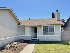 1021 Whistler Dr in Suisun City, CA - Building Photo - Building Photo