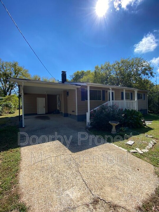 304 McDonald Dr in Rossville, GA - Building Photo