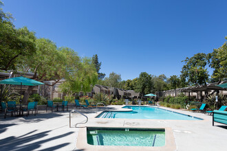 Portage Bay Apartments in Davis, CA - Foto de edificio - Building Photo