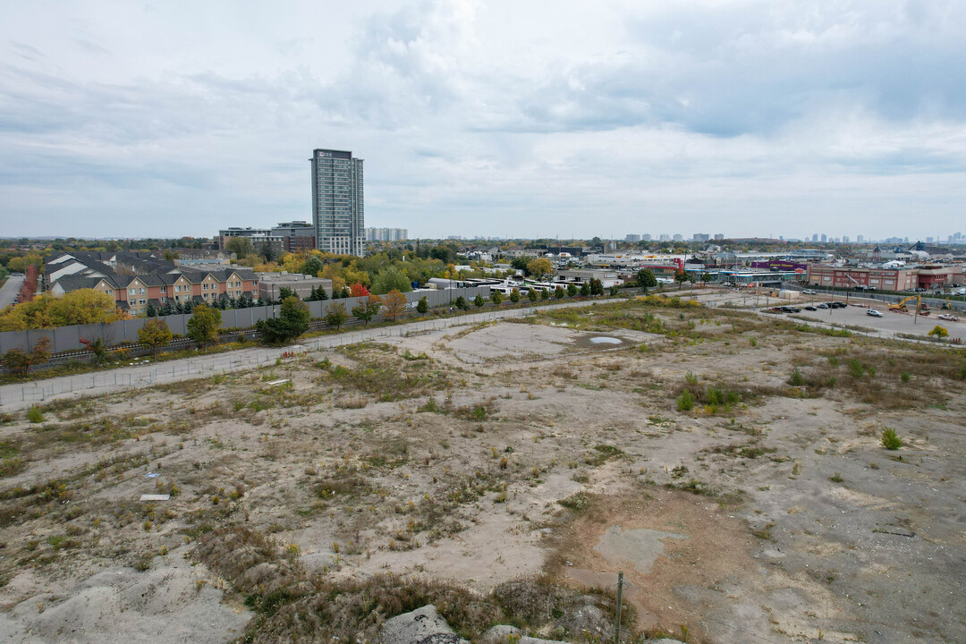 The Grand Residences in Markham, ON - Building Photo