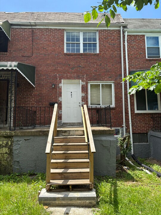 821 Bonaparte Ave in Baltimore, MD - Building Photo