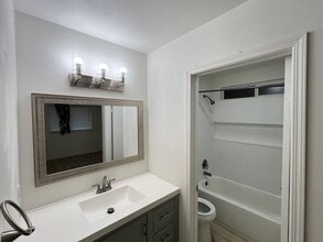 211 W 13th Ave in Delano, CA - Foto de edificio - Building Photo