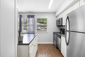 Royal Park - Students save up to 10%! in Carrboro, NC - Building Photo - Building Photo