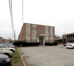 4211 E Broad St in Columbus, OH - Foto de edificio - Building Photo