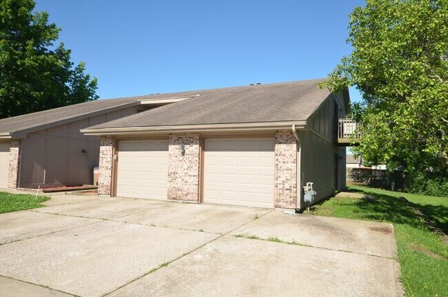 404 Sky Vue Dr-Unit -Unit B in Raymore, MO - Building Photo - Building Photo