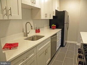 501 Slaters Ln in Alexandria, VA - Building Photo - Building Photo