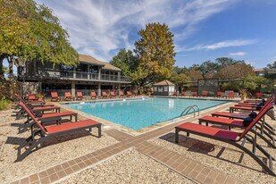 Las Colinas Heights in Irving, TX - Building Photo