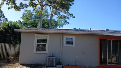 5050 25th St S in West Palm Beach, FL - Foto de edificio - Building Photo