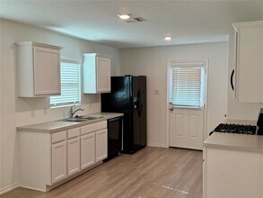 1211 Blue Hazel Ct in Pinehurst, TX - Building Photo - Building Photo