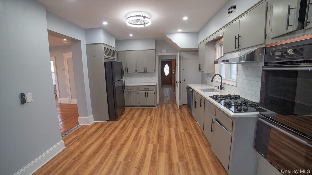 305 N Terrace Ave in Mount Vernon, NY - Building Photo