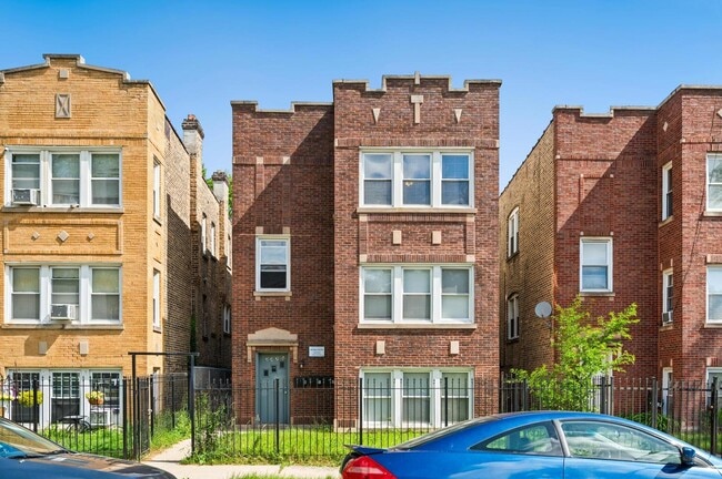 property at 4446 W Walton St