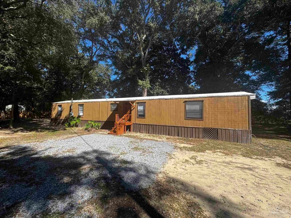 7740 Poinciana Pl in Milton, FL - Building Photo