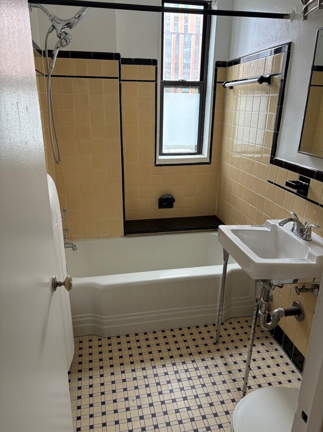 1 Scott Cir NW, Unit 203 in Washington, DC - Foto de edificio - Building Photo
